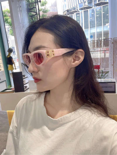 Kính râm Balenciaga xinh xắn ✨