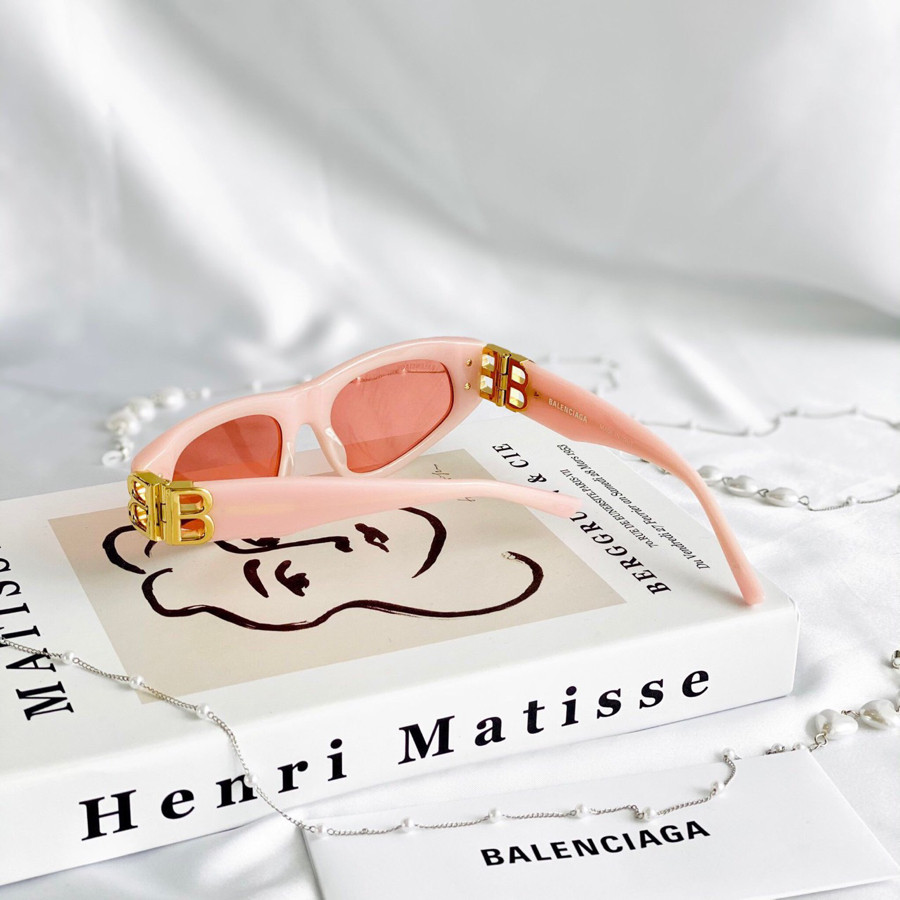 Kính râm Balenciaga xinh xắn ✨