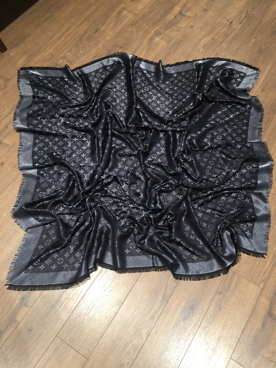 Siêu phẩm ánh kim đen  L ou is Vu i tton M75123 Shawl Monogram Shine MR2282 Shawl Silk x viscose x wool x polyester rank A. Hàng chưa sd., Tag đời mới ạ . kèm box i