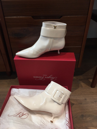 Sẵn cho chị em chân cám xíu ạ  R o ger V ivier Enamel Booties size 40 Ladies' White; cao 5cm . đủ box + túi vải ạ.95% new  phần da còn  sáng bóng ạ --