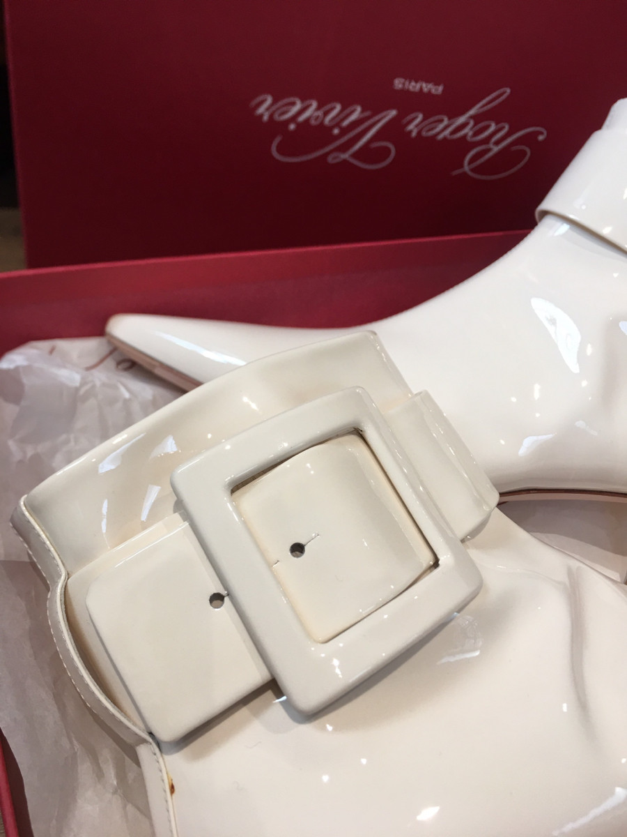 Sẵn cho chị em chân cám xíu ạ  R o ger V ivier Enamel Booties size 40 Ladies' White; cao 5cm . đủ box + túi vải ạ.95% new  phần da còn  sáng bóng ạ --