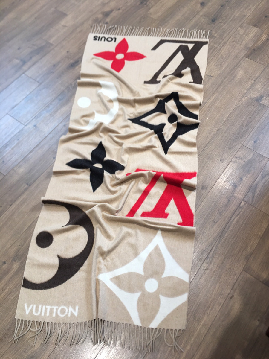 Một chiếc khăn  L ou is Vu i tton M76382 Echarpe Ji Ultimate CM0230 Scarf Wool & cashmere Beige phối họa tiết màu nổi bật . kèm  box i hình ---