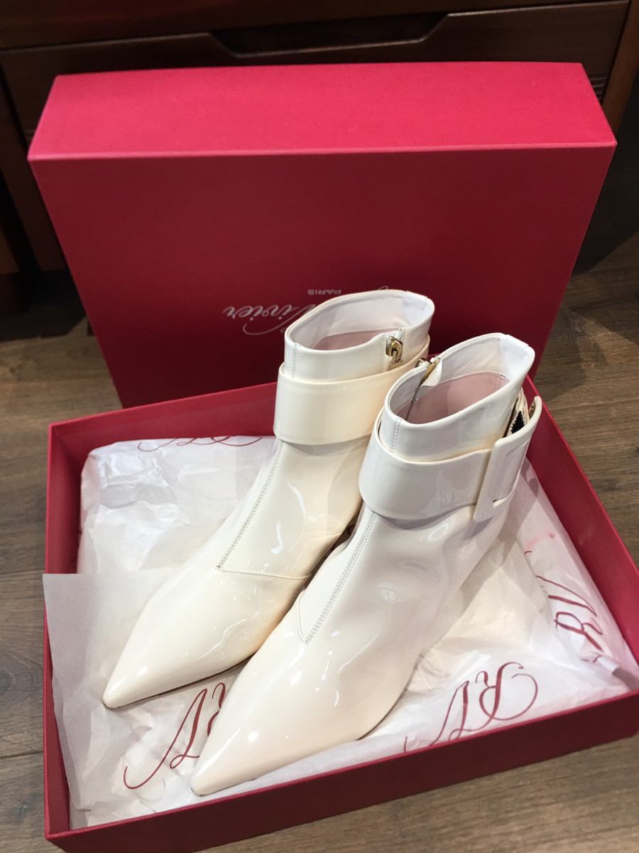 Sẵn cho chị em chân cám xíu ạ  R o ger V ivier Enamel Booties size 40 Ladies' White; cao 5cm . đủ box + túi vải ạ.95% new  phần da còn  sáng bóng ạ --