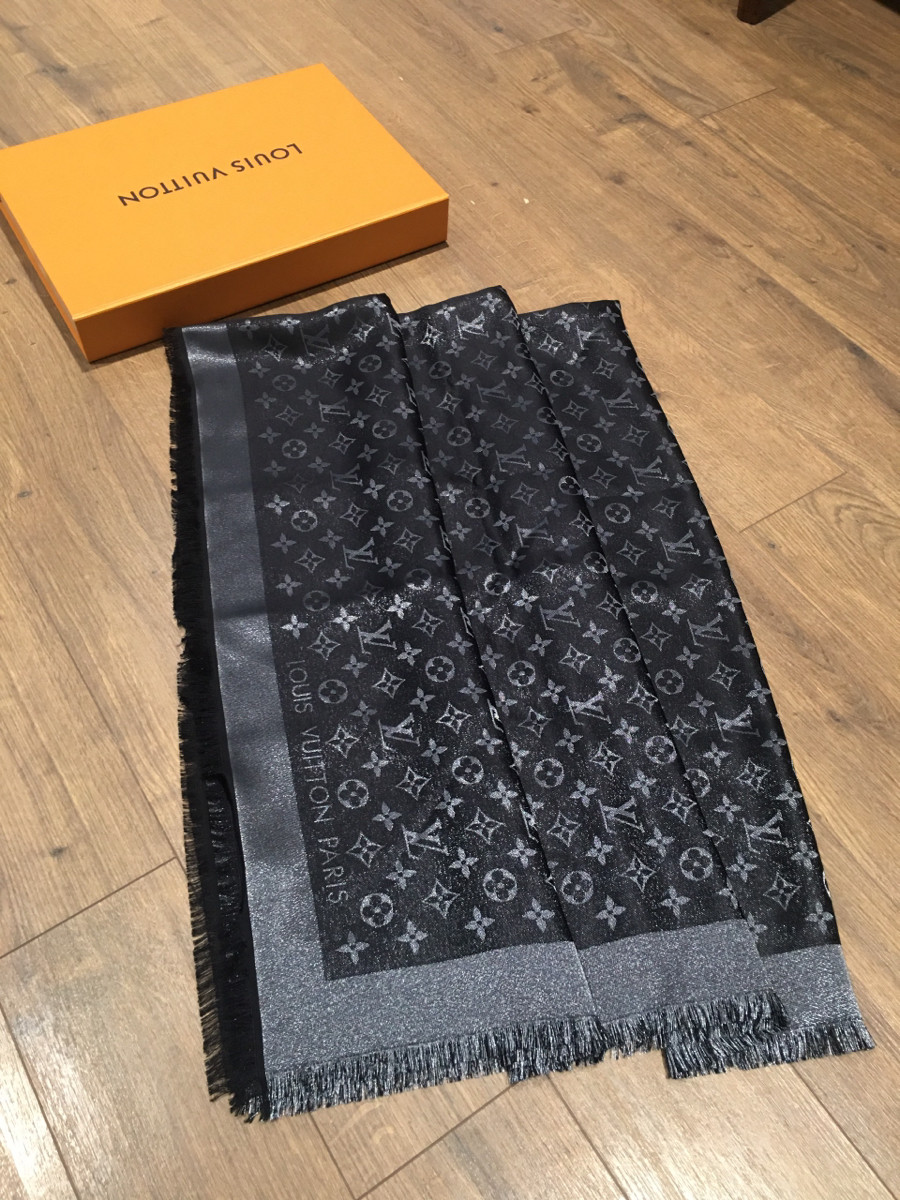 Siêu phẩm ánh kim đen  L ou is Vu i tton M75123 Shawl Monogram Shine MR2282 Shawl Silk x viscose x wool x polyester rank A. Hàng chưa sd., Tag đời mới ạ . kèm box i