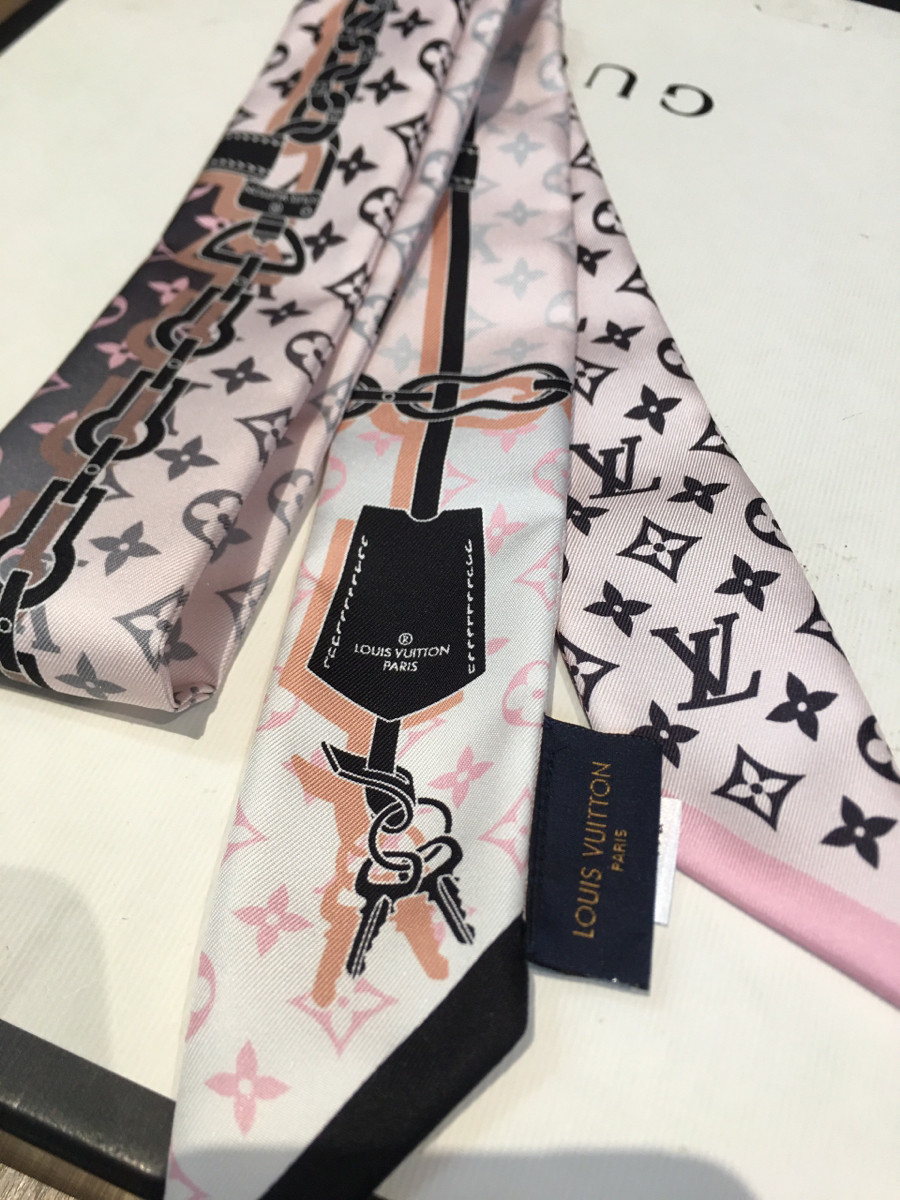 Quấn túi L oui s Vu itt on M76351 Bandeau BB Rising Confidential MR1220 Scarf Silk Pink còn tag vải . mới đẹp ạ