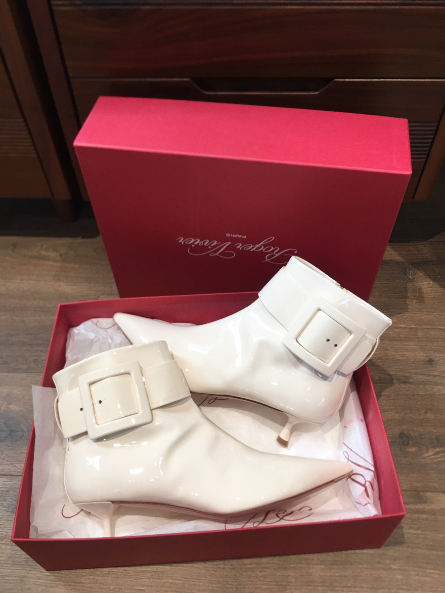 Sẵn cho chị em chân cám xíu ạ  R o ger V ivier Enamel Booties size 40 Ladies' White; cao 5cm . đủ box + túi vải ạ.95% new  phần da còn  sáng bóng ạ --