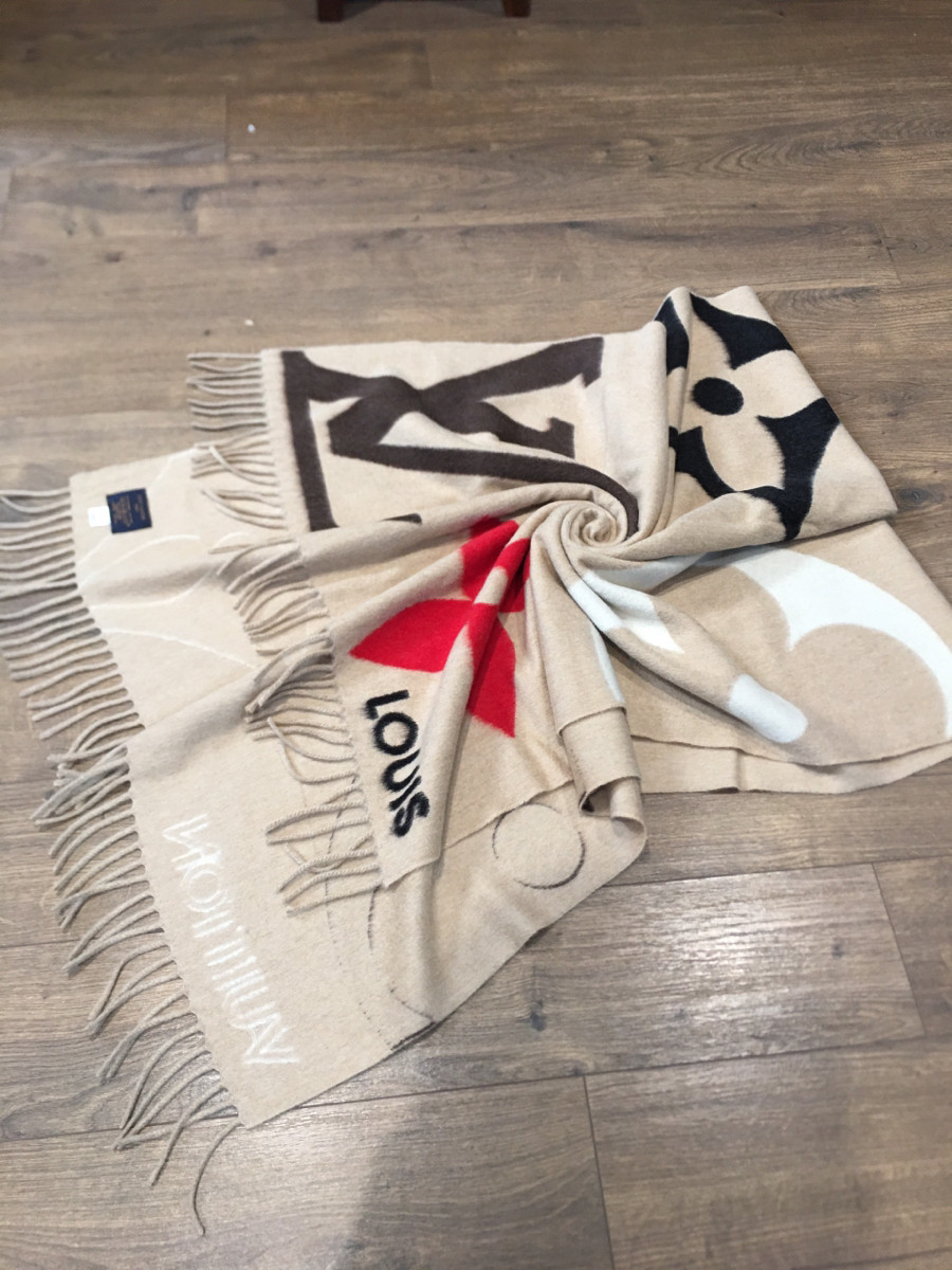 Một chiếc khăn  L ou is Vu i tton M76382 Echarpe Ji Ultimate CM0230 Scarf Wool & cashmere Beige phối họa tiết màu nổi bật . kèm  box i hình ---