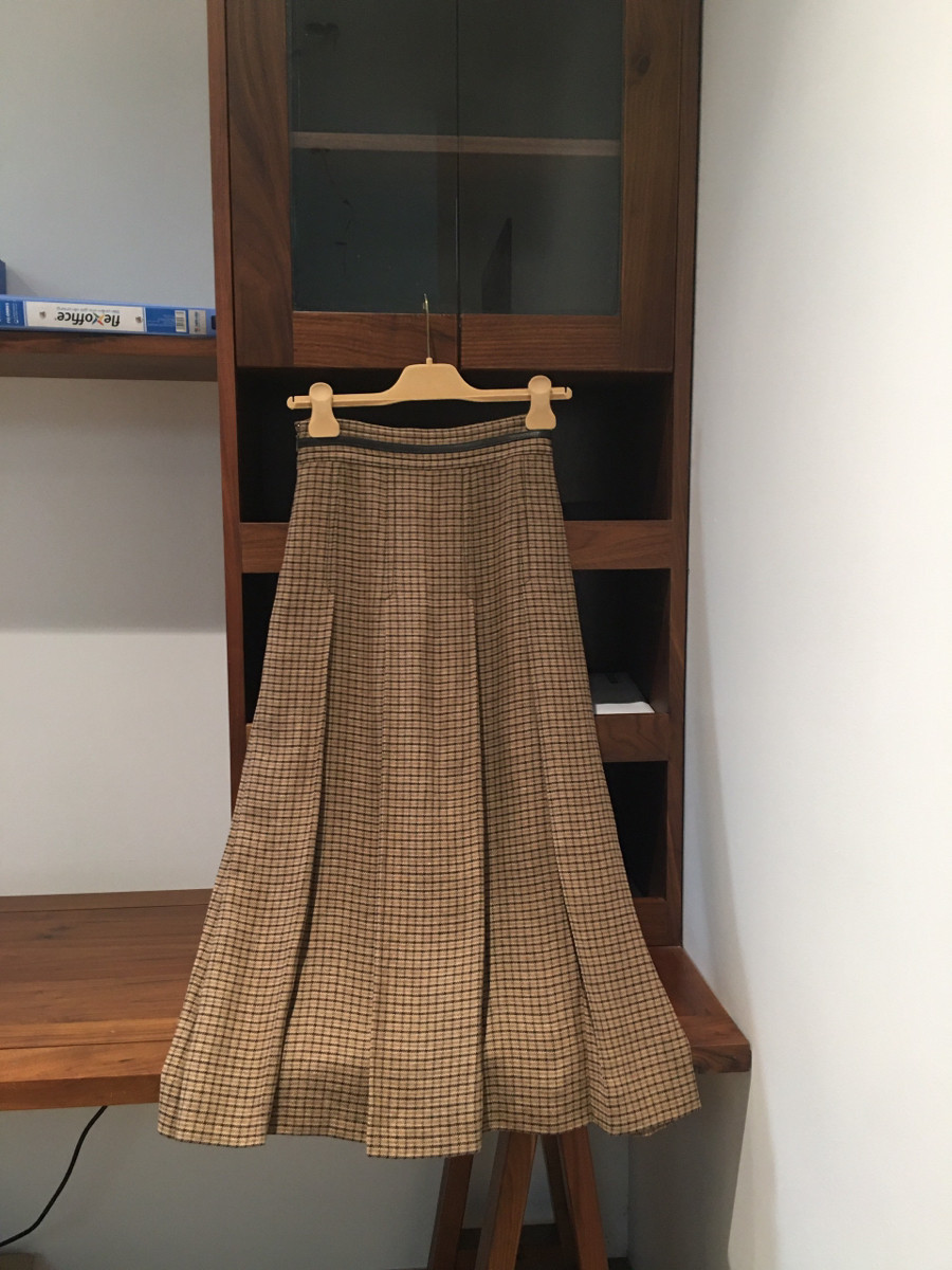 Sẵn xếp ly  G   u cci  21AW Linen Skirt 36it Brown 652132 cheques. thông số  eo khoảng 66cm ; dài 84cm