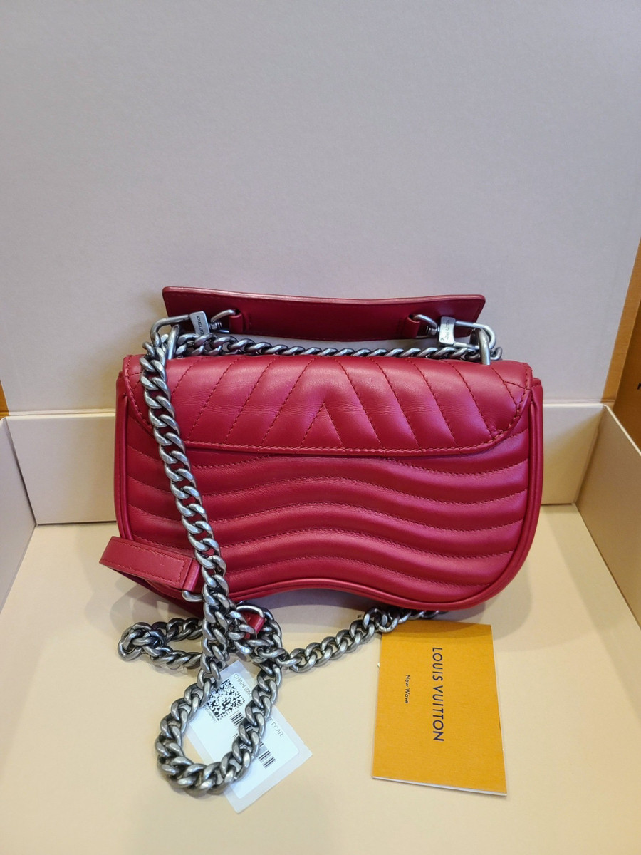Túi LV NEW WAVE PM CHAIN BAG QUILTED LEATHER khóa trắng