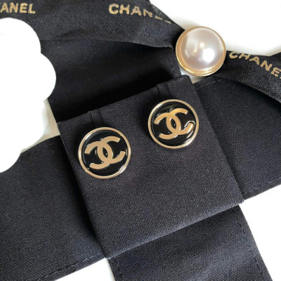 Khuyên Chanel logo gold