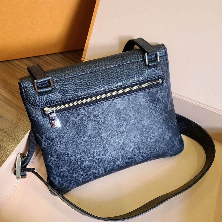 Túi đeo chéo LV OUTDOOR FLAP MESSENGER