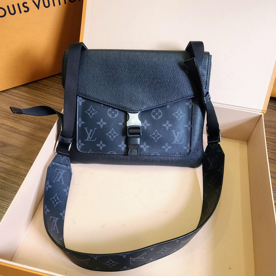 Túi đeo chéo LV OUTDOOR FLAP MESSENGER