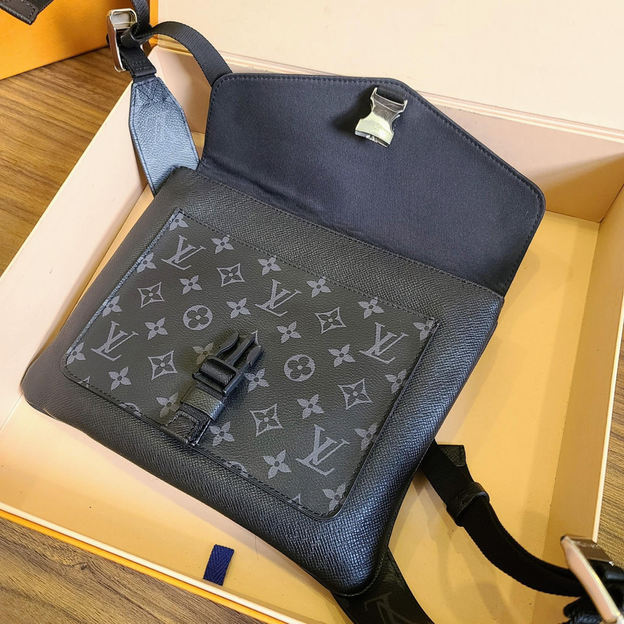 Túi đeo chéo LV OUTDOOR FLAP MESSENGER