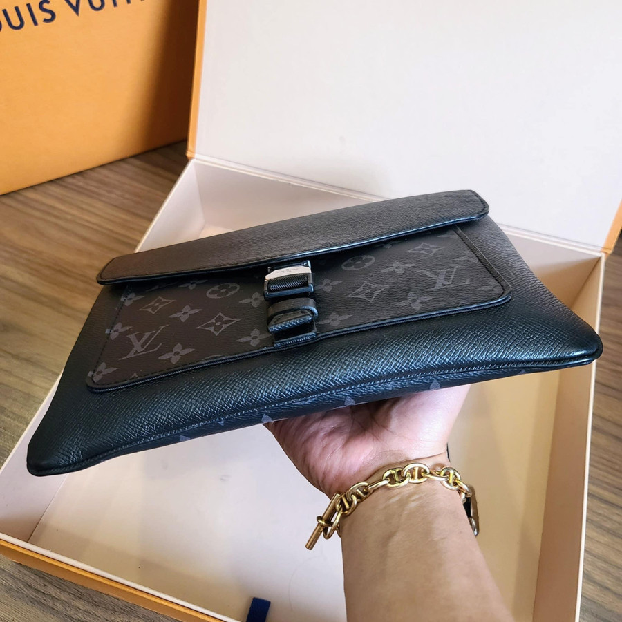 Túi đeo chéo LV OUTDOOR FLAP MESSENGER