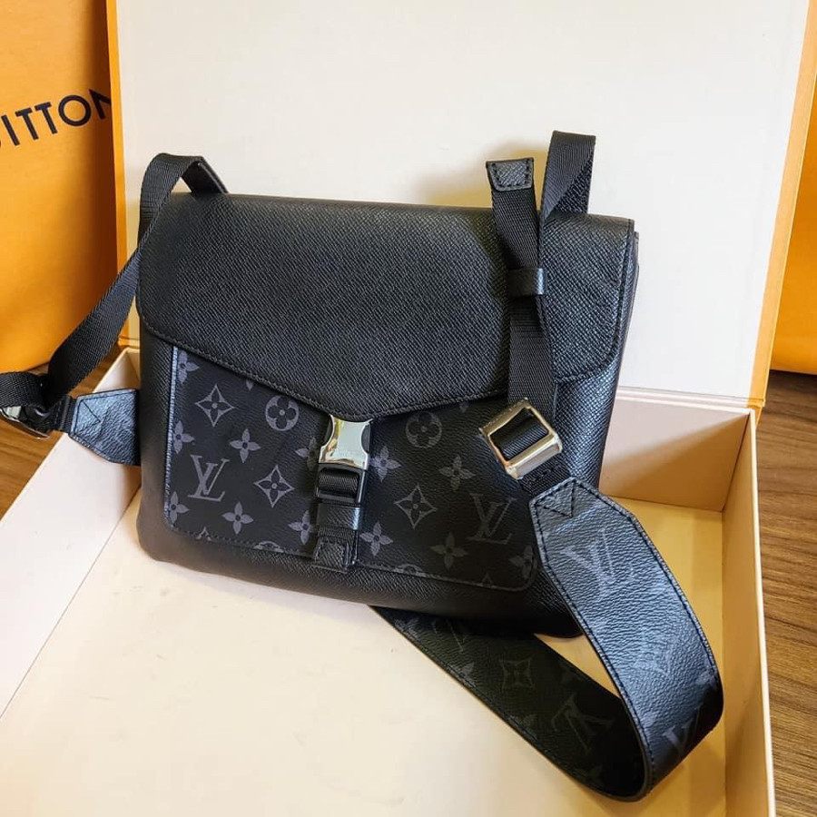 Túi đeo chéo LV OUTDOOR FLAP MESSENGER