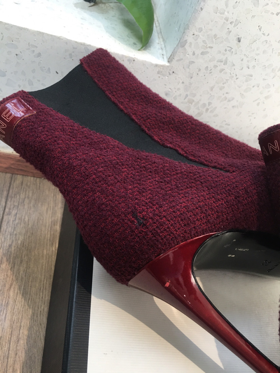 Bốt CHA NE L   Used Heel Pumps Bordeaux Tweed Size 38; cao 9cm . tình trạng như hình chi tiết e up kèm , phần mũi, gót sau có như hình ạ. ( form bé ạ )