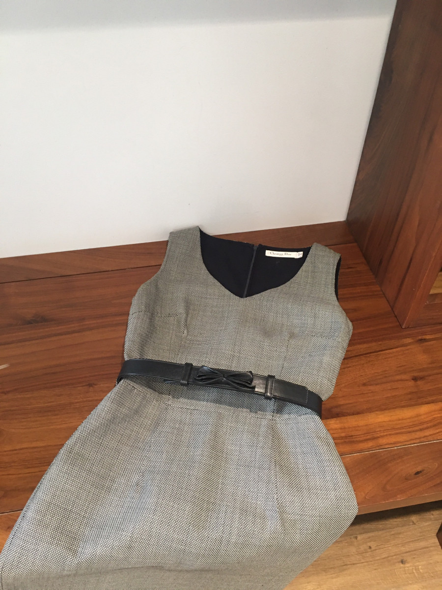 một chiếc váy Ch ri tia n D ior Wool Sleeveless dress size I40 Grey kèm belt ạ .