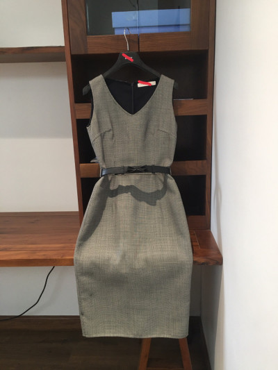 một chiếc váy Ch ri tia n D ior Wool Sleeveless dress size I40 Grey kèm belt ạ .