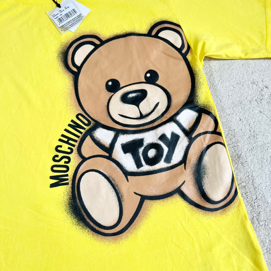 Áo Tee Moschino màu vàng size 14y