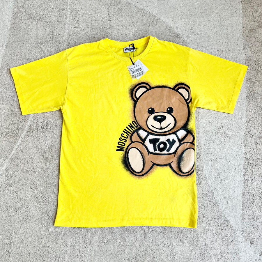 Áo Tee Moschino màu vàng size 14y