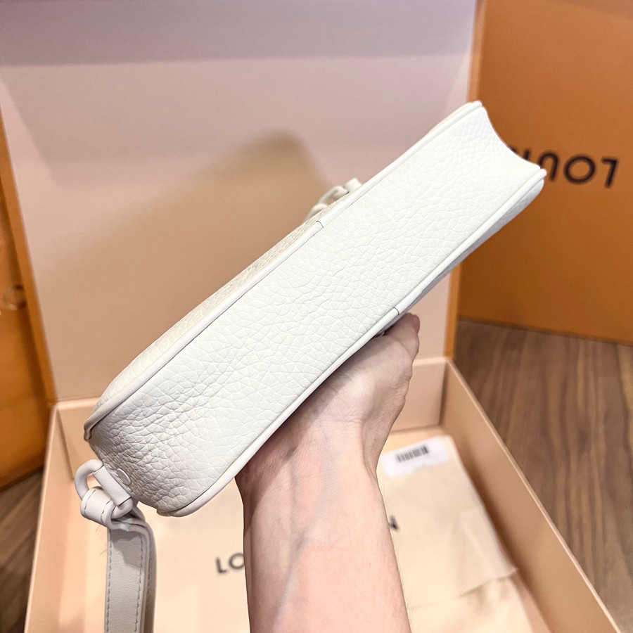 Clutch LV POCHETTE VOLGA WHITE TAURILLON MONOGRAM LEATHER CLUTCH