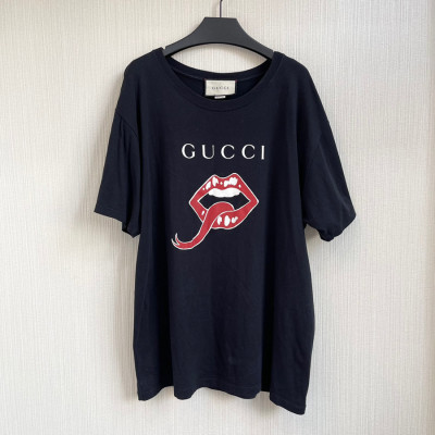 Áo thun đen Gucci môi