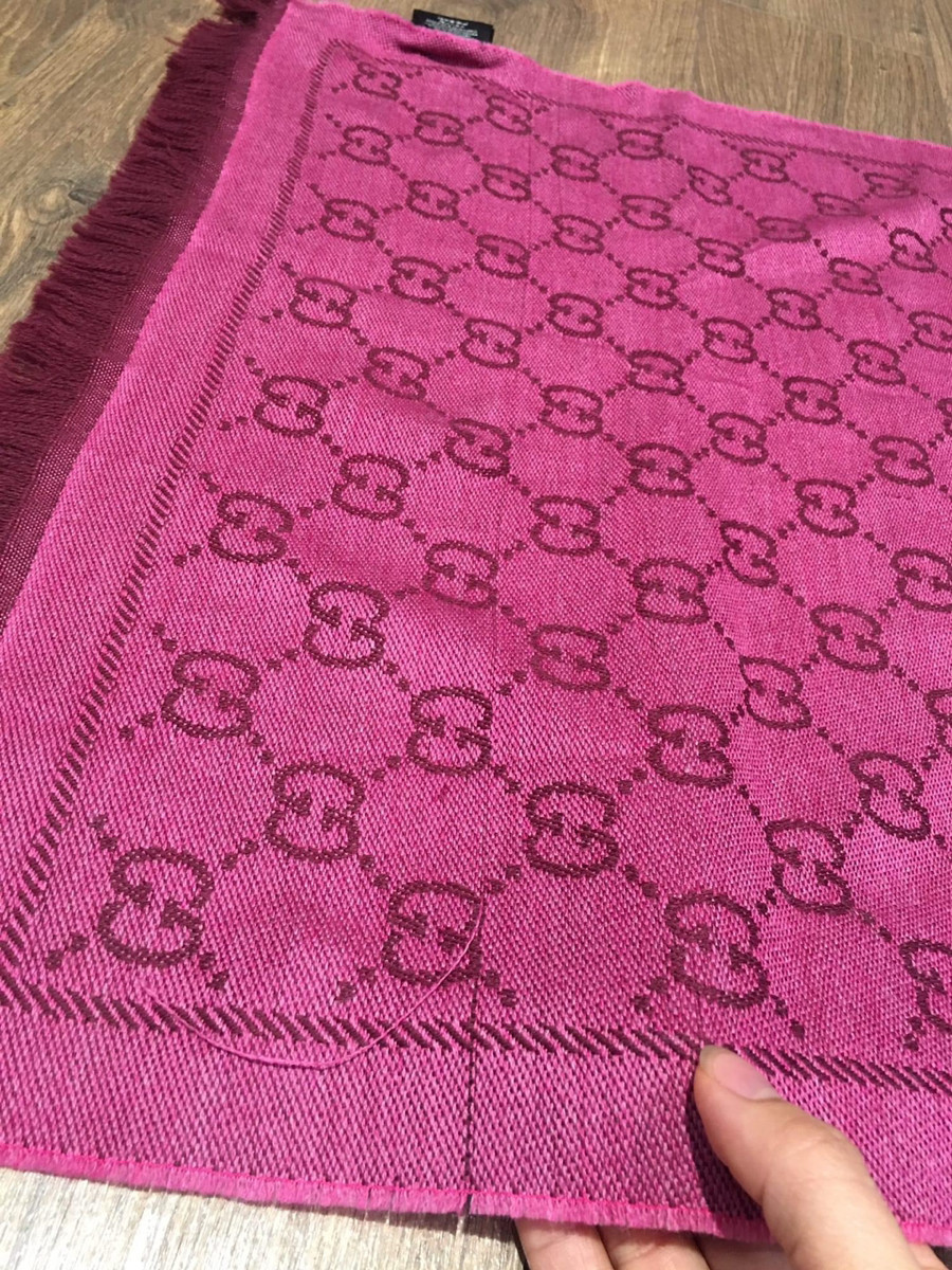 em khăn 2 mặt 2 màu nhà  G u c c i G...G Scarf Wool Purple đây ạ ...còn tag vải .kích thước 180*48cm ...tình trạng có vết rút sợi chưa qua xử lý như hình ctiet e up kèm ạ