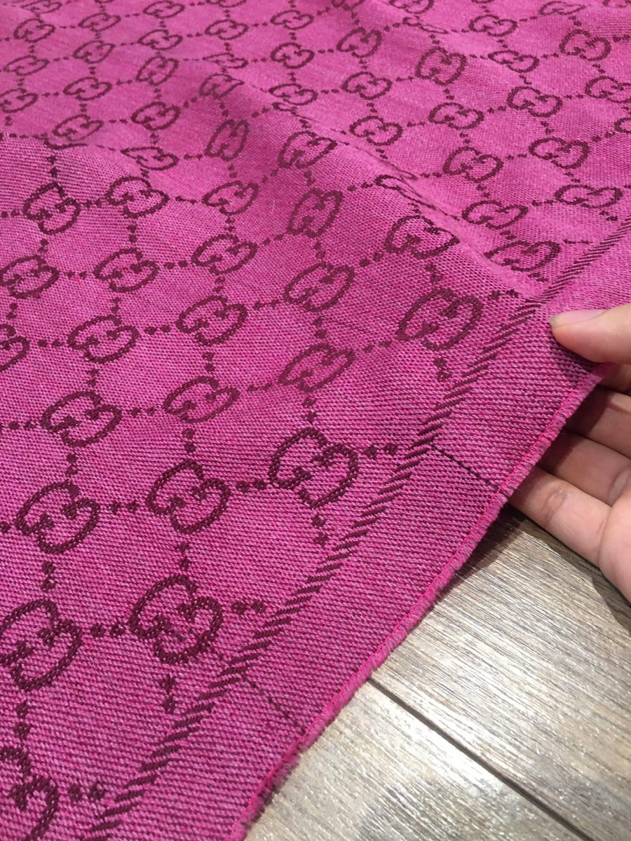 em khăn 2 mặt 2 màu nhà  G u c c i G...G Scarf Wool Purple đây ạ ...còn tag vải .kích thước 180*48cm ...tình trạng có vết rút sợi chưa qua xử lý như hình ctiet e up kèm ạ