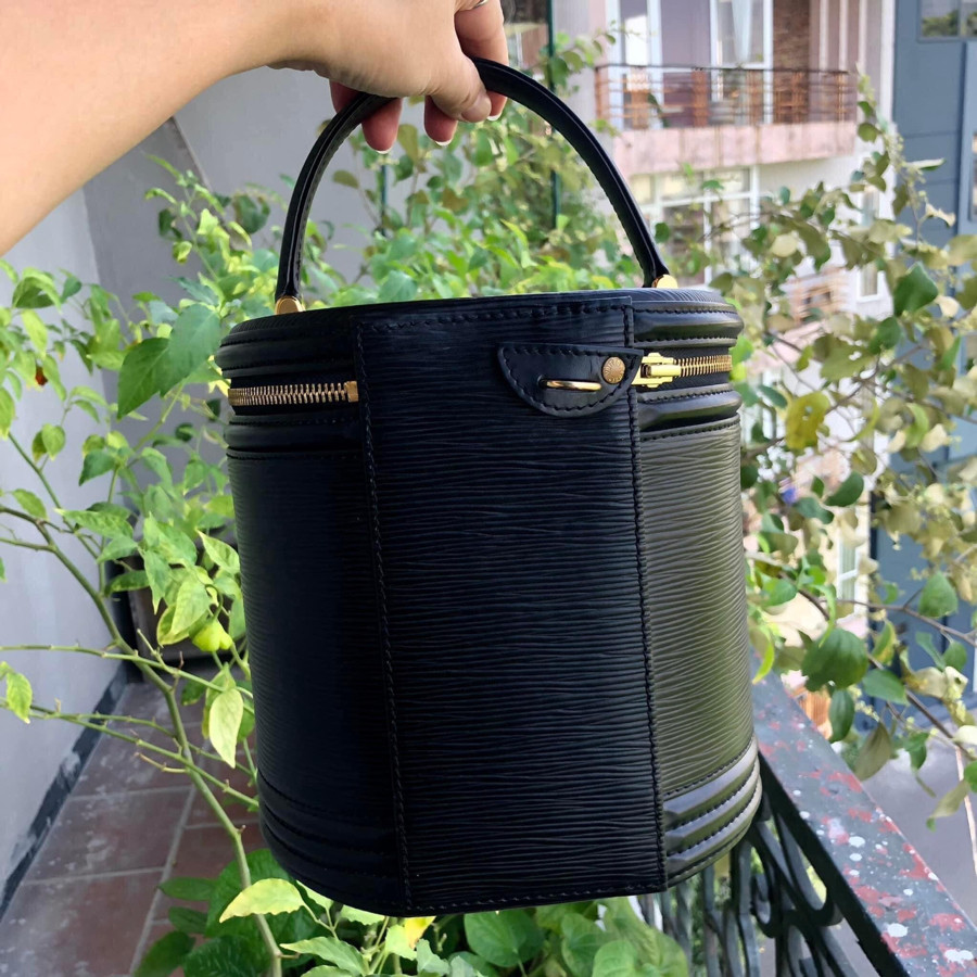 Louis Vuitton - epi black leather vintage cannes: