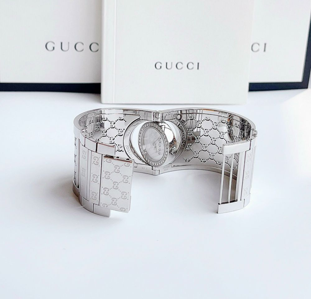 Đồng hồ Gucci Twirl Case mặt trong 23mm