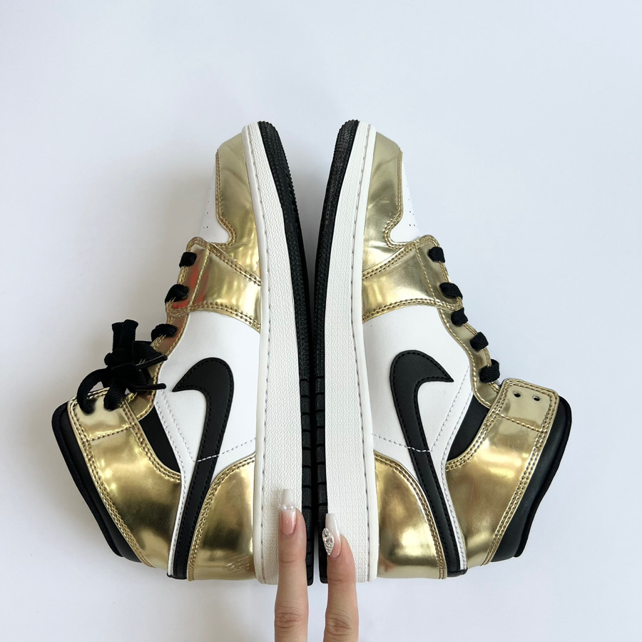 Giày sneaker Jordan mid gold