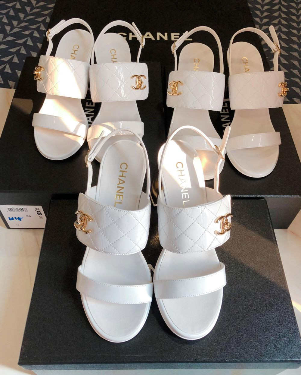 Sandal Chanel màu trắng thiết kế đơn giản trẻ trung