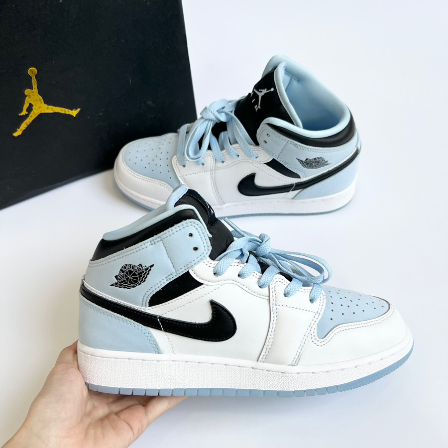 Giày sneaker Jordan mid white blue