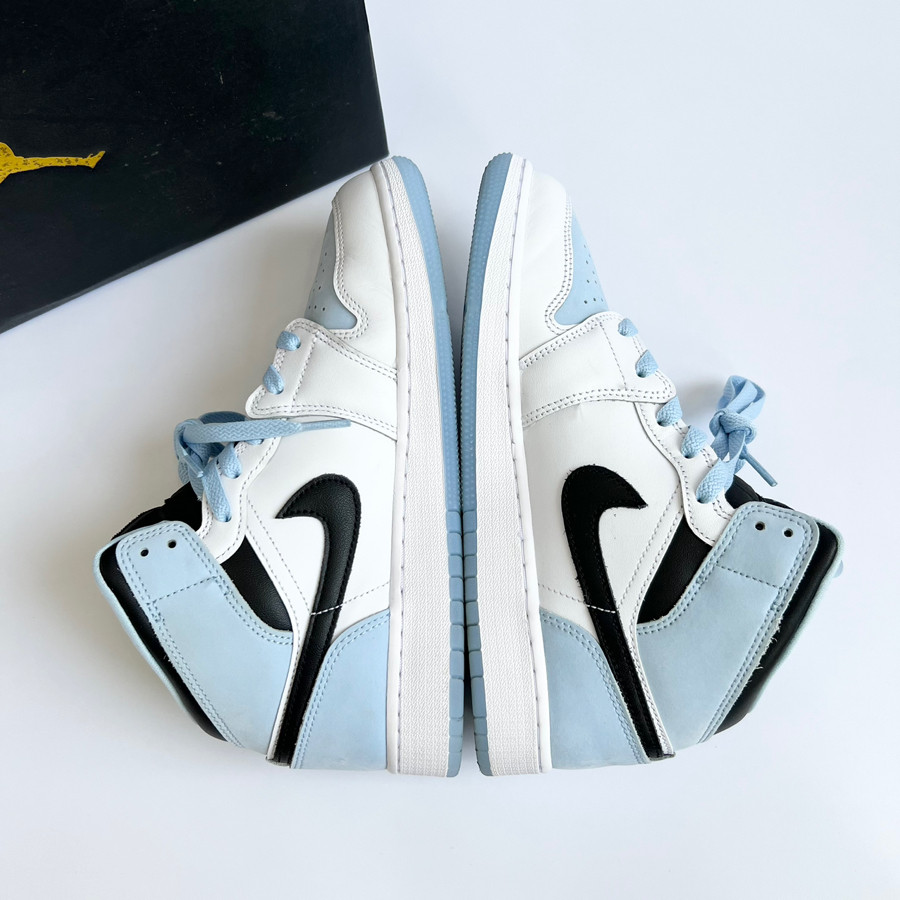 Giày sneaker Jordan mid white blue