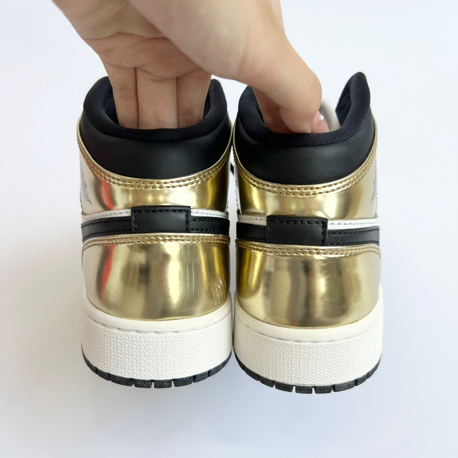 Giày sneaker Jordan mid gold