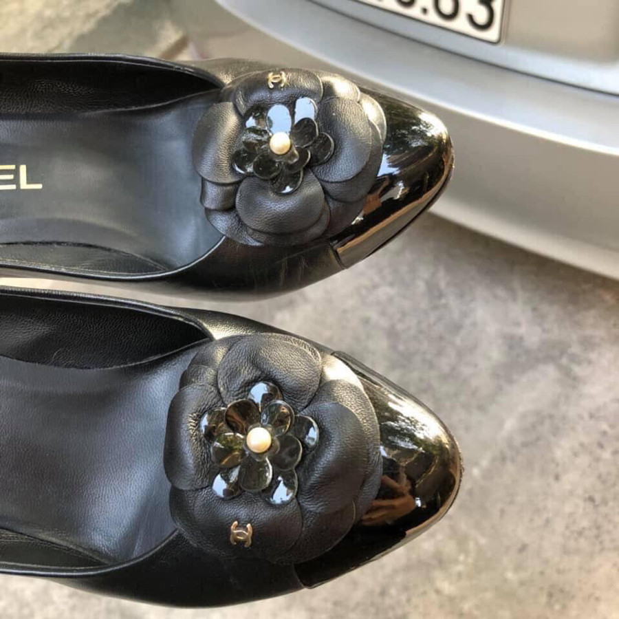 Chanel pump Camellia black sz  37c :