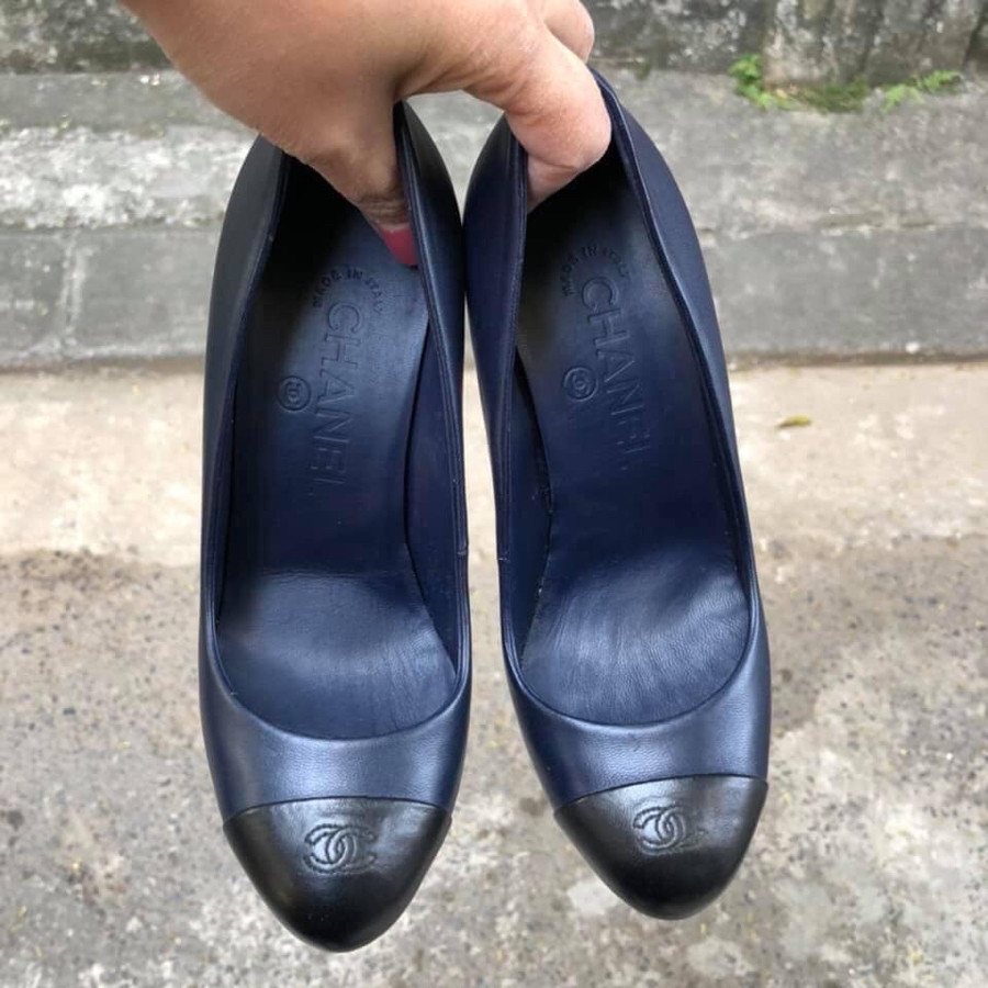 Chanel Hidden Platform Black Navy 2 Tone Cap Leather Heels Pumps CC sz 35,5: