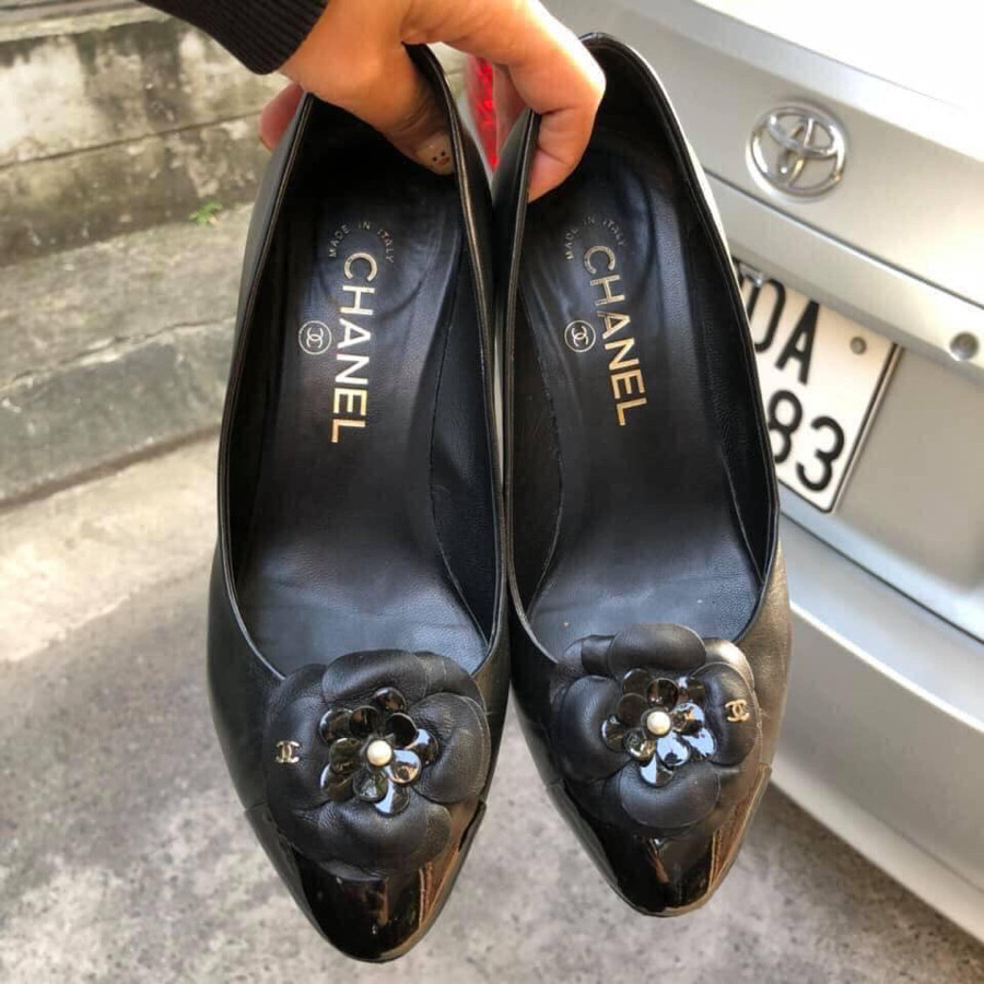 Chanel pump Camellia black sz  37c :