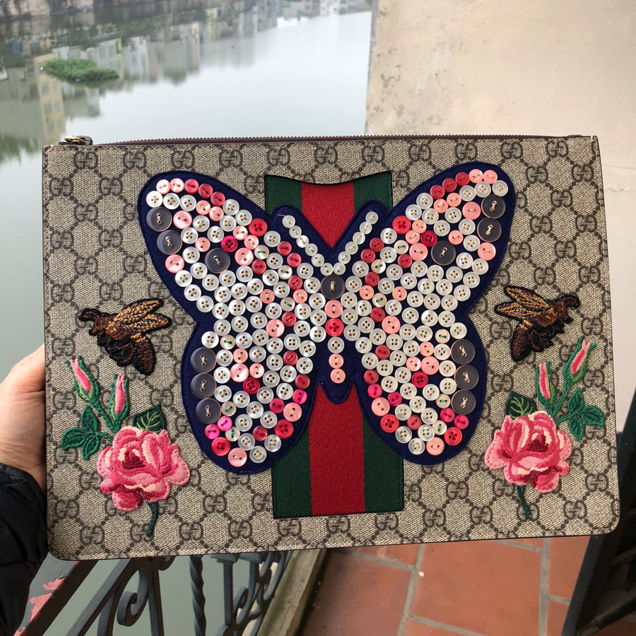 ❤️ Gucci GG Supreme Monogram Butterfly Clutch Bag