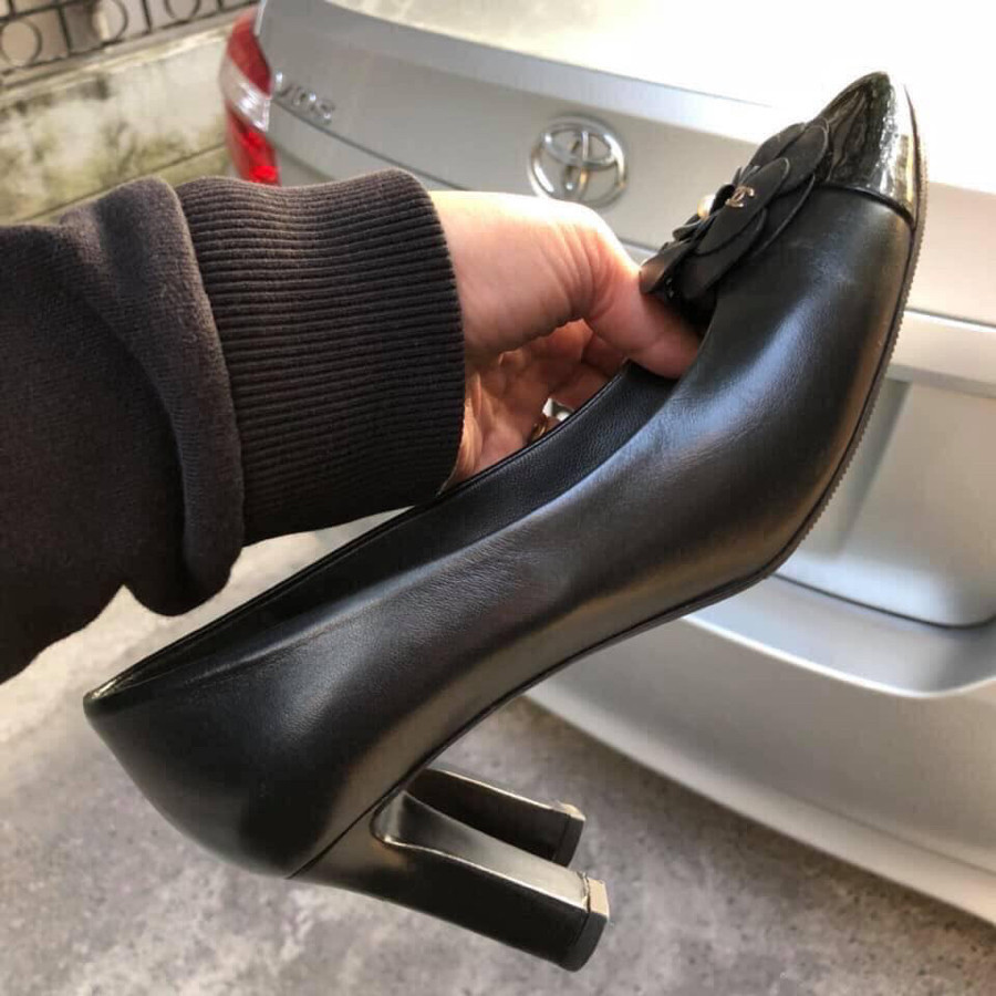 Chanel pump Camellia black sz  37c :