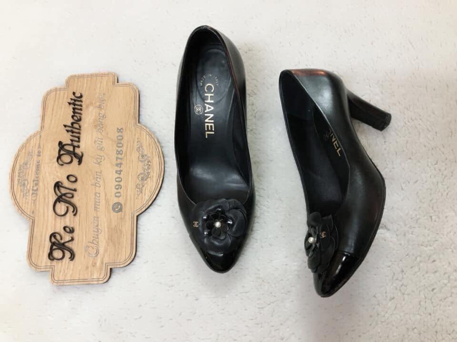 Chanel pump Camellia black sz  37c :