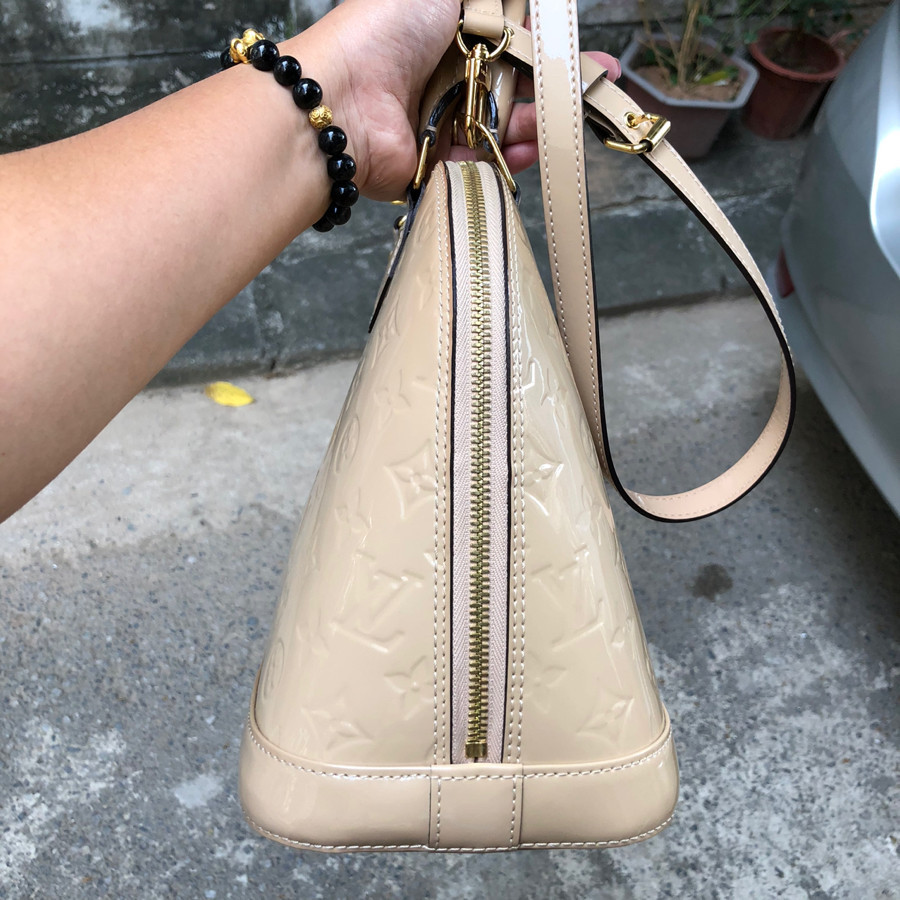 Louis Vuitton alma PM beige vernis leather: