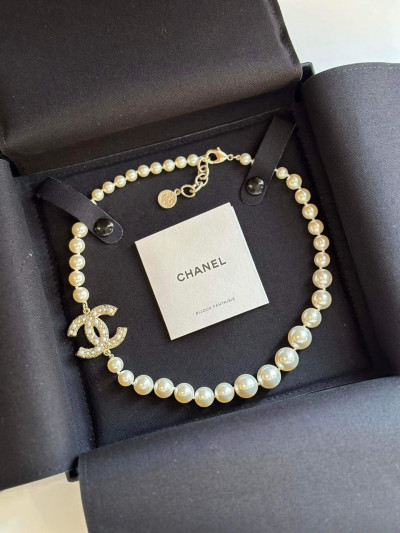 Choker Chanel ngọc trai phối logo CC