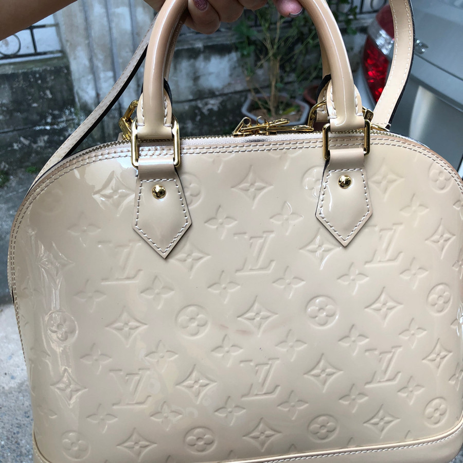 Louis Vuitton alma PM beige vernis leather: