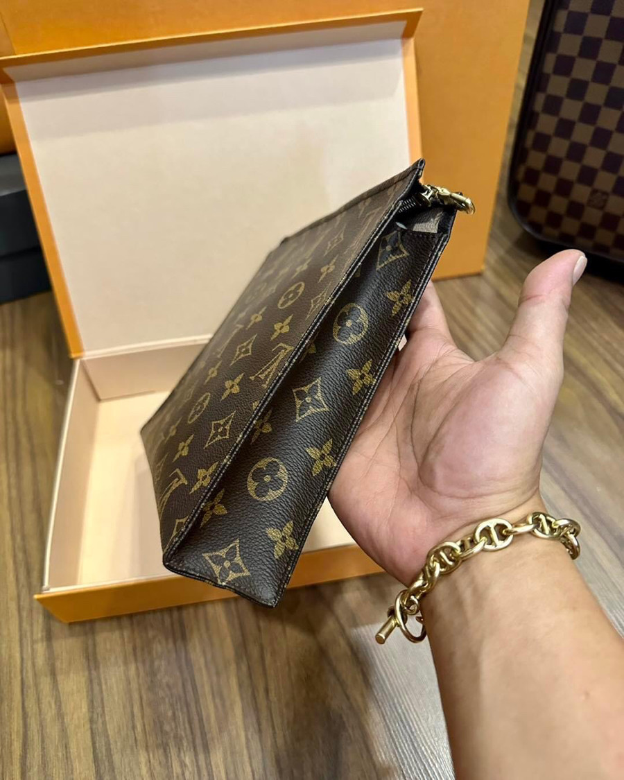 Clutch LV Toyletry Pouch 26 Likenew fullbox