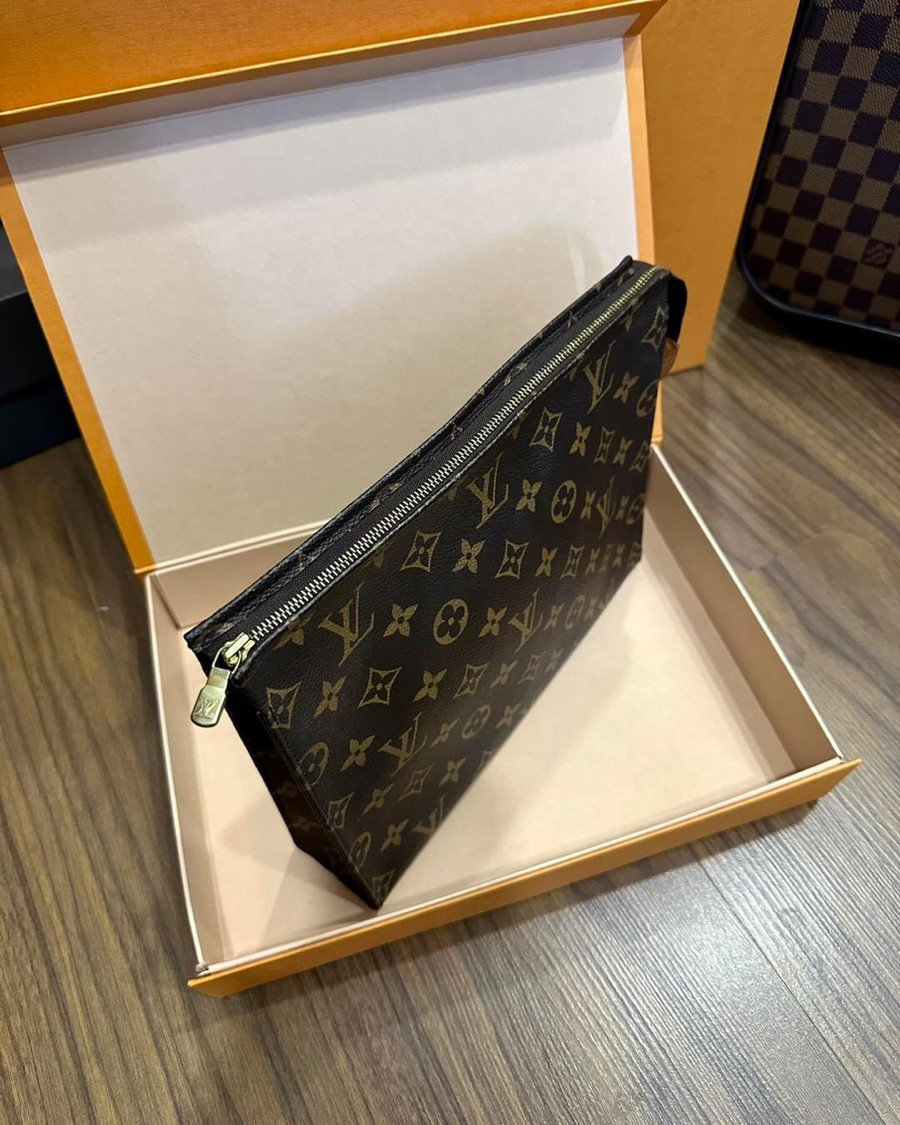 Clutch LV Toyletry Pouch 26 Likenew fullbox