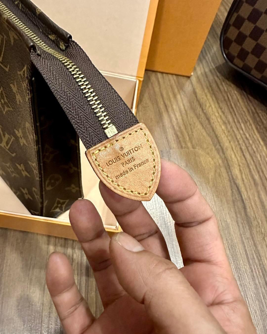 Clutch LV Toyletry Pouch 26 Likenew fullbox