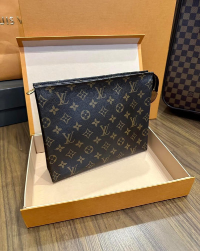 Clutch LV Toyletry Pouch 26 Likenew fullbox