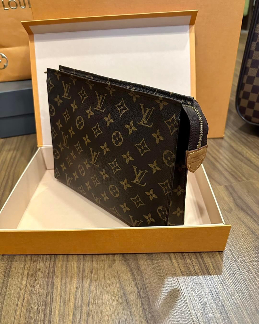 Clutch LV Toyletry Pouch 26 Likenew fullbox