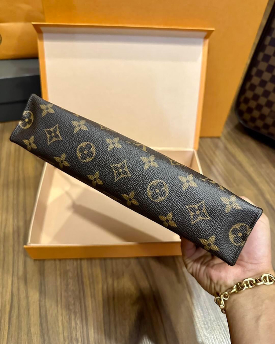 Clutch LV Toyletry Pouch 26 Likenew fullbox